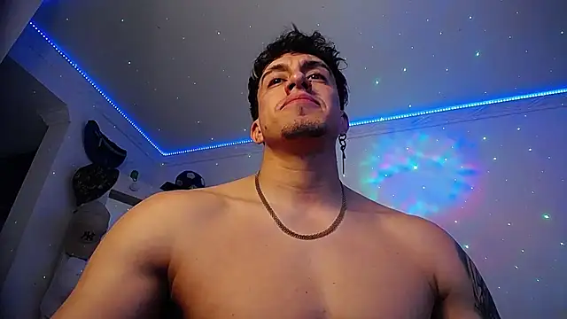 Snapshot of strongboy_ chatting on 11.05.25 strongboy online show from 11.05.25