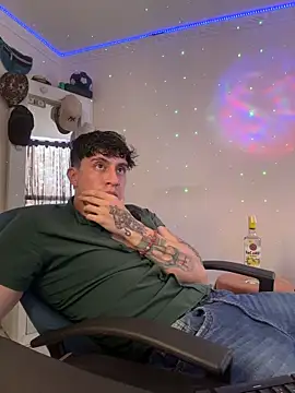 Snapshot of strongboy_ chatting on 12.13.25 strongboy online show from 12.13.25