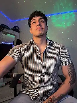 Snapshot of strongboy_ chatting on 12.21.25 strongboy online show from 12.21.25