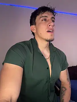 Snapshot of strongboy_ chatting on 02.13.26 strongboy online show from 02.13.26