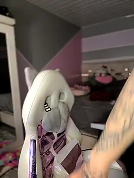 Snapshot of Sam_Thompsoon_ chatting on 11.14.25 Sam Thompsoon online show from 11.14.25