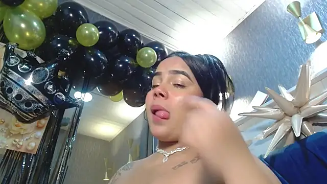 Snapshot of EmilyQueen3x chatting on 12.13.25 EmilyQueen3x online show from 12.13.25