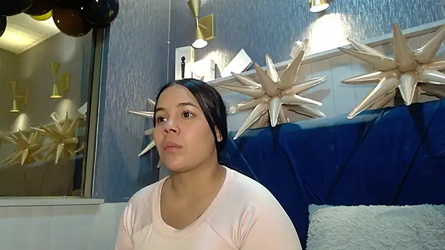 Snapshot of EmilyQueen3x chatting on 12.15.25 EmilyQueen3x online show from 12.15.25