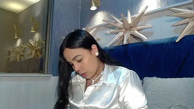 Snapshot of EmilyQueen3x chatting on 12.21.25 EmilyQueen3x online show from 12.21.25