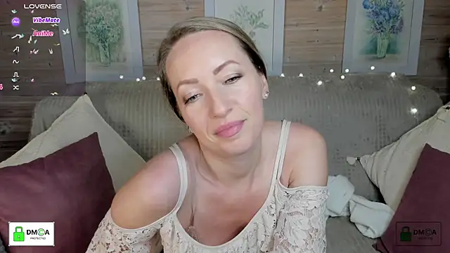 Queenymel online show from 10.22.25