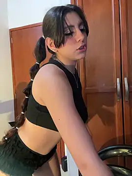 Snapshot of loolla_23 chatting on 02.25.25 loolla 23 online show from 02.25.25