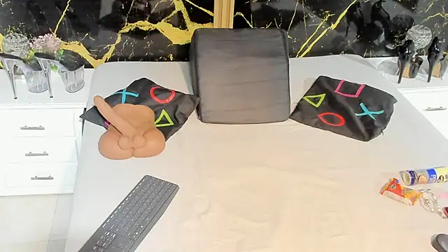 NahomyOwen online show from 10.20.25