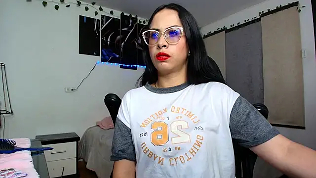 Snapshot of yesie_hot chatting on 06.17.26 yesie hot online show from 06.17.26