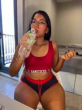 Snapshot of SheenaBrooke chatting on 12.16.25 SheenaBrooke online show from 12.16.25