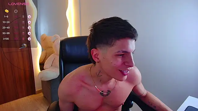 Snapshot of harrisoncuper chatting on 12.17.24 harrisoncuper online show from 12.17.24