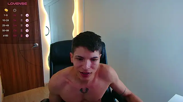 Snapshot of harrisoncuper chatting on 01.27.25 harrisoncuper online show from 01.27.25