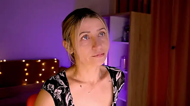 Snapshot of ZoeGrant chatting on 03.22.26 ZoeGrant online show from 03.22.26