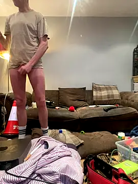 Snapshot of londonfuckwhore1 chatting on 10.28.25 londonfuckwhore1 online show from 10.28.25