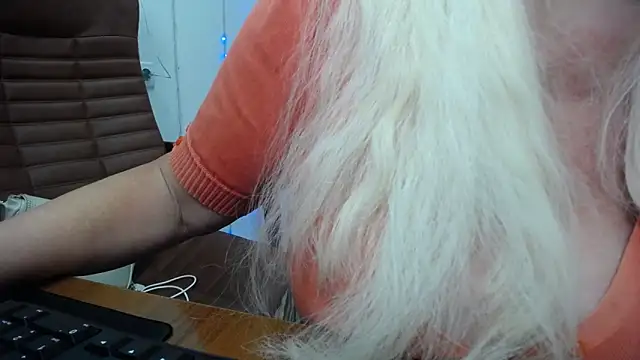 Snapshot of BlondyLeeBest chatting on 03.08.25 BlondyLeeBest online show from 03.08.25