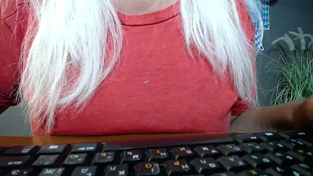 Snapshot of BlondyLeeBest chatting on 10.05.25 BlondyLeeBest online show from 10.05.25