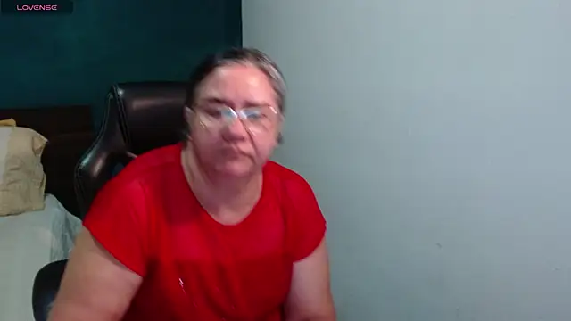 Snapshot of scaelettdubois chatting on 06.17.26 scaelettdubois online show from 06.17.26