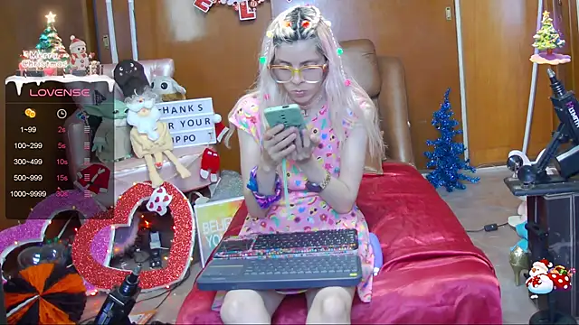 Snapshot of Skinygirl chatting on 12.11.24 Skinygirl online show from 12.11.24