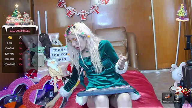 Snapshot of Skinygirl chatting on 12.17.24 Skinygirl online show from 12.17.24