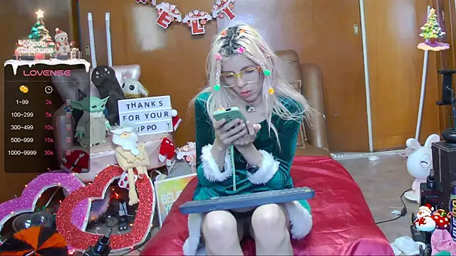 Snapshot of Skinygirl chatting on 12.18.24 Skinygirl online show from 12.18.24