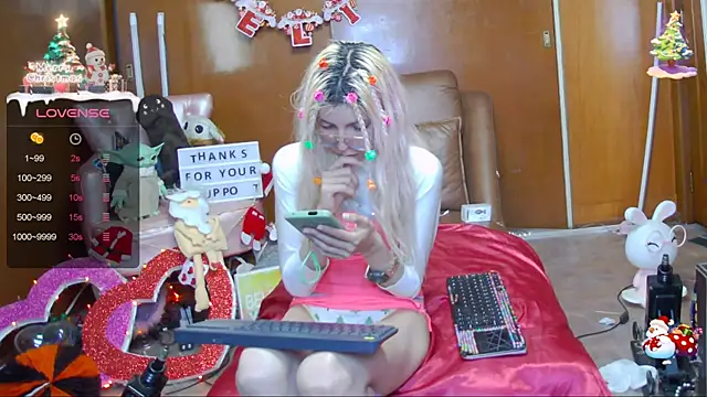 Snapshot of Skinygirl chatting on 12.19.24 Skinygirl online show from 12.19.24