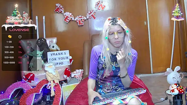 Snapshot of Skinygirl chatting on 12.19.24 Skinygirl online show from 12.19.24