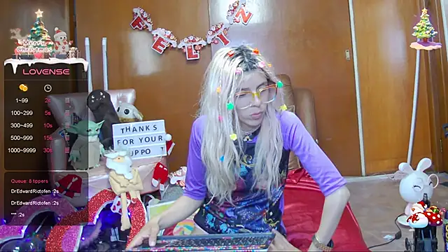 Snapshot of Skinygirl chatting on 12.20.24 Skinygirl online show from 12.20.24