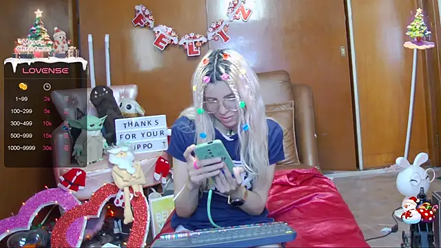 Snapshot of Skinygirl chatting on 12.20.24 Skinygirl online show from 12.20.24