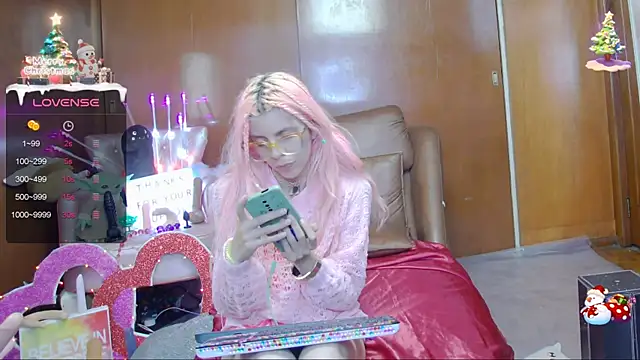 Snapshot of Skinygirl chatting on 01.31.25 Skinygirl online show from 01.31.25