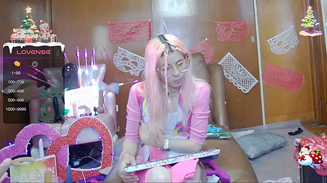 Snapshot of Skinygirl chatting on 02.10.25 Skinygirl online show from 02.10.25