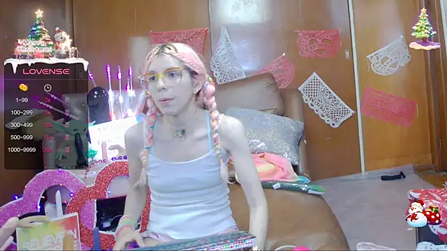 Snapshot of Skinygirl chatting on 02.12.25 Skinygirl online show from 02.12.25