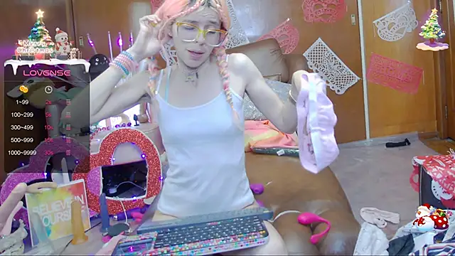 Snapshot of Skinygirl chatting on 02.12.25 Skinygirl online show from 02.12.25