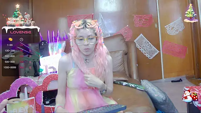 Snapshot of Skinygirl chatting on 02.12.25 Skinygirl online show from 02.12.25