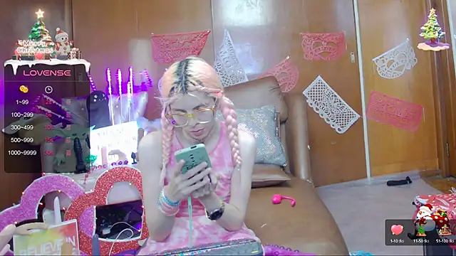 Snapshot of Skinygirl chatting on 02.14.25 Skinygirl online show from 02.14.25