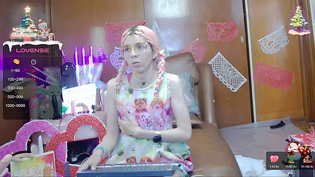 Snapshot of Skinygirl chatting on 02.17.25 Skinygirl online show from 02.17.25