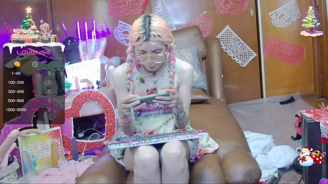 Snapshot of Skinygirl chatting on 02.18.25 Skinygirl online show from 02.18.25