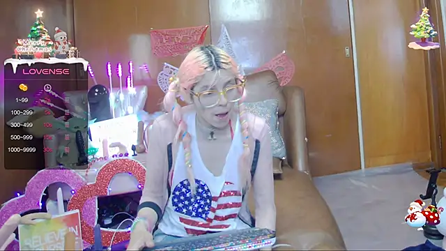 Snapshot of Skinygirl chatting on 02.20.25 Skinygirl online show from 02.20.25