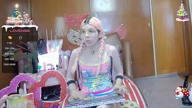 Snapshot of Skinygirl chatting on 02.23.25 Skinygirl online show from 02.23.25