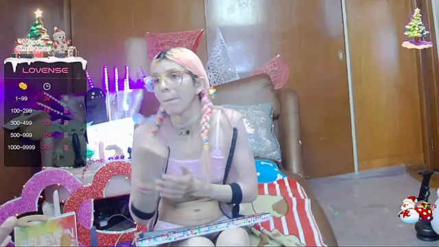 Snapshot of Skinygirl chatting on 02.23.25 Skinygirl online show from 02.23.25