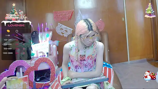Snapshot of Skinygirl chatting on 02.25.25 Skinygirl online show from 02.25.25