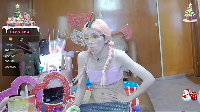 Snapshot of Skinygirl chatting on 02.25.25 Skinygirl online show from 02.25.25