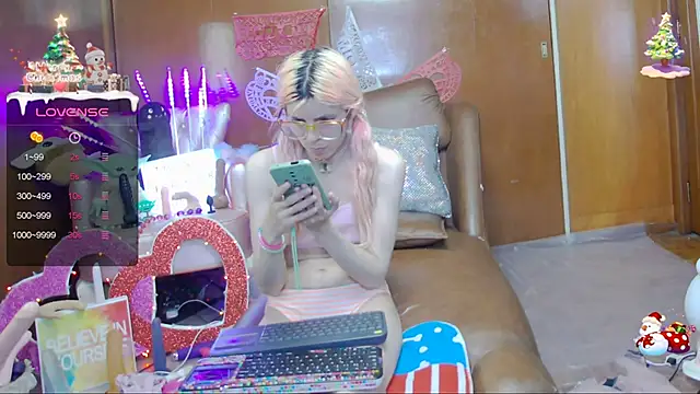 Snapshot of Skinygirl chatting on 02.26.25 Skinygirl online show from 02.26.25