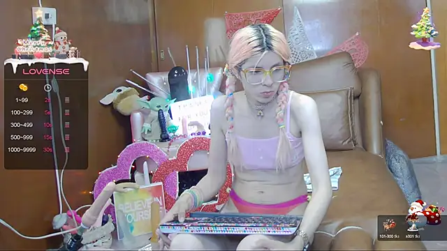 Snapshot of Skinygirl chatting on 02.28.25 Skinygirl online show from 02.28.25