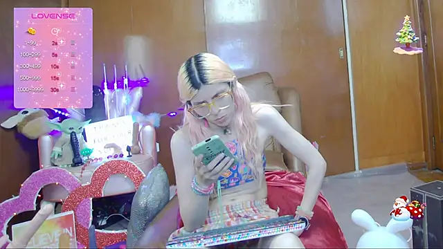 Snapshot of Skinygirl chatting on 03.17.25 Skinygirl online show from 03.17.25