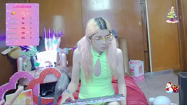 Snapshot of Skinygirl chatting on 03.22.25 Skinygirl online show from 03.22.25