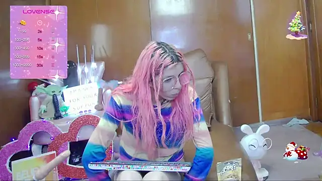 Snapshot of Skinygirl chatting on 09.18.25 Skinygirl online show from 09.18.25