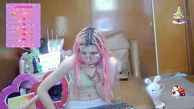 Snapshot of Skinygirl chatting on 10.01.25 Skinygirl online show from 10.01.25