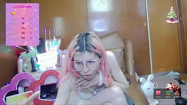 Snapshot of Skinygirl chatting on 10.17.25 Skinygirl online show from 10.17.25