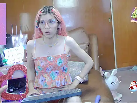Snapshot of Skinygirl chatting on 10.18.25 Skinygirl online show from 10.18.25