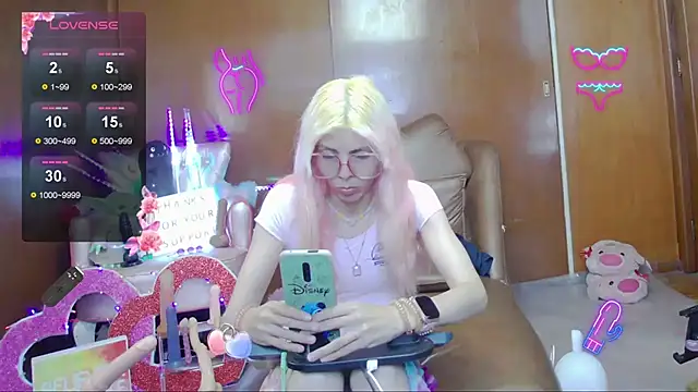 Snapshot of Skinygirl chatting on 11.10.25 Skinygirl online show from 11.10.25