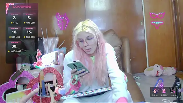 Snapshot of Skinygirl chatting on 11.15.25 Skinygirl online show from 11.15.25